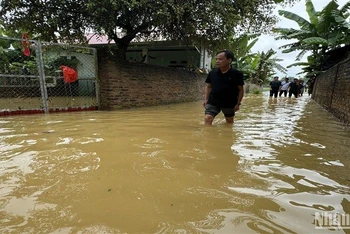 Phó Chủ tịch Hội đồng nhân dân tỉnh Cao Bằng Nông Thanh Tùng kiểm tra, chỉ đạo công tác khắc phục hậu quả mưa lũ tại thị trấn Nước Hai, huyện Hòa An, tỉnh Cao Bằng.