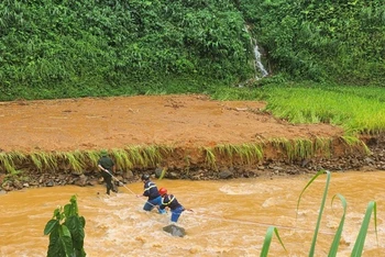 Lực lượng chức năng tìm kiếm người mất tích ở xóm Khuổi Ngọa, xã Ca Thành, huyện Nguyên Bình, tỉnh Cao Bằng.