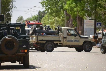 Binh sĩ phong tỏa hiện trường một vụ tấn công ở Ouagadougou, Burkina Faso. (Ảnh tư liệu: AFP/TTXVN)