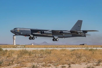 Máy bay B-52 Stratofortress cất cánh từ căn cứ không quân Edwards, bang California, chở theo một Vũ khí phản ứng nhanh phóng trên không (ARRW), ngày 14/5/2022. (Ảnh: Không quân Mỹ)