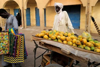 Người bán hàng rong tại N'djamena, Cộng hòa Chad, tháng 4/2021. (Ảnh: Reuters)