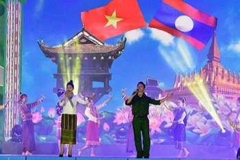 Bài hát “Gửi người câu hát giao duyên” với màn múa phụ họa của tốp múa Sơn La và Luông Pha Băng.