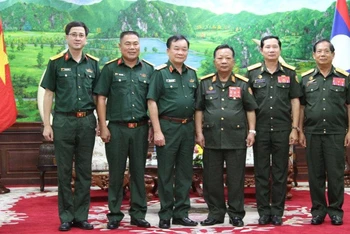 Đại tướng Chansamone Chanyalath cùng Thượng tướng Hoàng Xuân Chiến (thứ 3 từ trái sang phải) và Đoàn đại biểu Bộ Quốc phòng Việt Nam. (Ảnh: Xuân Sơn)