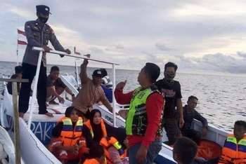 Vụ chìm tàu ngoài khơi Indonesia: Lực lượng chức năng cứu được 64 người