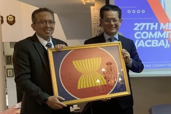 Đại sứ Malaysia Nur Azman Abdul Rahim (trái) chuyển giao chức Chủ tịch luân phiên ACBA cho Đại sứ Việt Nam Dương Quốc Thanh. (Ảnh: TTXVN)