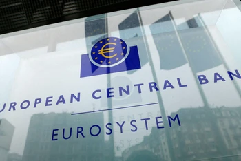 Biểu trưng của ECB bên ngoài trụ sở của cơ quan này tại Frankfurt, Đức, tháng 12/2016. (Ảnh: Reuters)