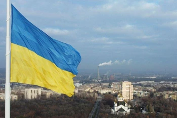 Quốc kỳ Ukraine tại TP Kramatorsk, ngày 25/12/2021. (Ảnh: Reuters)