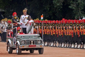 Tổng thống Droupadi Murmu duyệt đội danh dự sau lễ tuyên thệ. (Ảnh: Reuters)