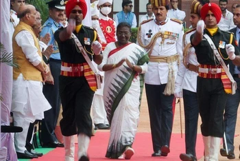 Bà Droupadi Murmu tới duyệt đội danh dự sau khi tuyên thệ nhậm chức Tổng thống tại thủ đô New Delhi, ngày 25/7. (Ảnh: Reuters)
