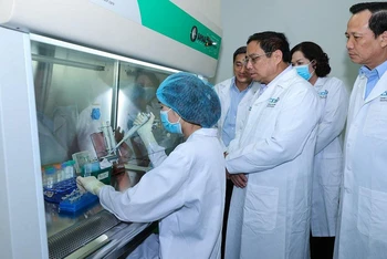 Thủ tướng Phạm Minh Chính thăm và làm việc với các đơn vị giám định ADN xác định danh tính hài cốt liệt sĩ còn thiếu thông tin. (Ảnh: Trần Hải)