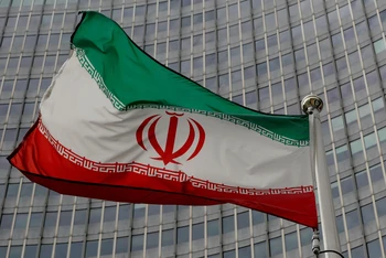 Cờ của Iran trước trụ sở của IAEA tại Vienna, Áo, tháng 9/2019. (Ảnh: Reuters)