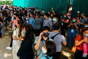 Nhân viên sơ tán khỏi trụ sở làm việc sau khi xuất hiện động đất tại thành phố Quezon, Philippines, ngày 27/7. (Ảnh: AP)