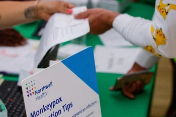Người dân tới tiêm vaccine ngừa đậu mùa khỉ tại New York, Mỹ, ngày 15/7. (Ảnh: Reuters)