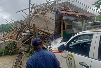Đội ứng phó khẩn cấp đánh giá thiệt hại bên ngoài một tòa nhà bị sập do động đất tại Benguet, Philippines, ngày 27/7. (Ảnh: Cơ quan Cứu hỏa Philippines/Reuters)