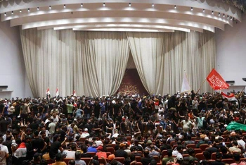 Hàng trăm người biểu tình xông vào tòa nhà Quốc hội Iraq, ngày 30/7. (Ảnh: Reuters)