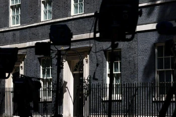 Phía bên ngoài số 10 Phố Downing sau khi Thủ tướng Boris Johnson từ chức. (Ảnh: Reuters)