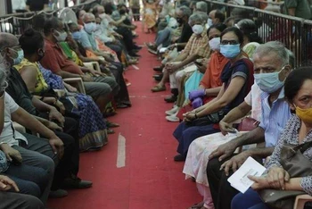 Người dân chờ tiêm vaccine tại TP Mumbai, Ấn Độ, năm 2021. (Ảnh: AP)