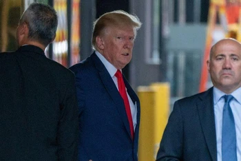 Ông Trump rời khỏi Tháp Trump tại New York, ngày 10/8. (Ảnh: Reuters)