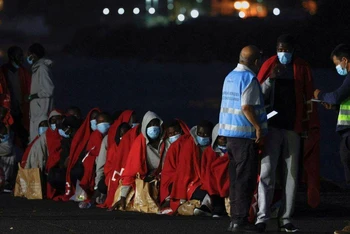 Nhóm người di cư tại cảng Arguineguin trên đảo Gran Canaria, Tây Ban Nha, tháng 5/2022. (Ảnh: Reuters)