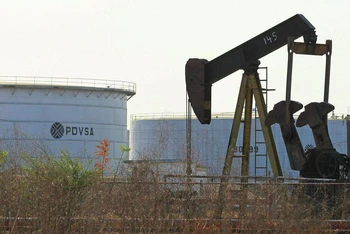 Một cơ sở dầu ở Lagunillas, Venezuela, năm 2019. (Ảnh: Reuters)