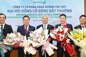 5 thành viên Hội đồng quản trị của Bamboo Airways (từ trái qua phải): ông Nguyễn Mạnh Quân, ông Lê Bá Nguyên, ông Nguyễn Ngọc Trọng, ông Doãn Hữu Đoàn, ông Lê Thái Sâm.