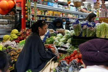 Người dân mua sắm bên trong một siêu thị tại London. (Ảnh: Reuters)
