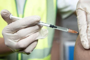 Tiêm vaccine ngừa đậu mùa khỉ tại Paris, Pháp, ngày 27/7/2022. (Ảnh: Reuters)