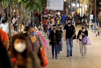 Người dân đeo khẩu trang trong lúc đi trên đường phố Mexico, ngày 11/12/2020. (Ảnh: Reuters)