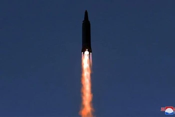 Hình ảnh một vụ phóng tên lửa do KCNA cung cấp.