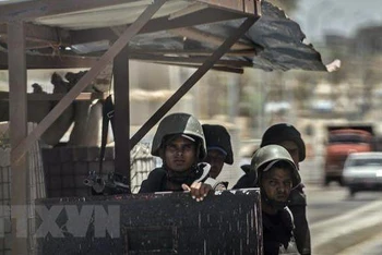 Cảnh sát Ai Cập gác tại một chốt kiểm soát ở El-Arish, Bắc Sinai. (Ảnh: AFP/TTXVN)