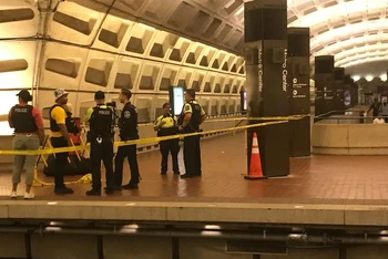 Cảnh sát đang điều tra vụ việc trong nhà ga Metro Center. (Ảnh: The Washington Post)