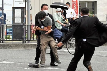 Nghi phạm tấn công cựu Thủ tướng Nhật Bản Abe Shinzo bị lực lượng an ninh bắt giữ tại hiện trường, ngày 8/7/2022. (Ảnh: Getty Images/TTXVN)