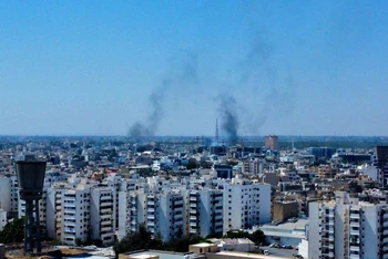 Khói bốc lên sau các vụ giao tranh tại Tripoli, ngày 27/8/2022. (Ảnh: Reuters)