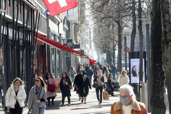 Khu vực mua sắm Bahnhofstrasse tại thành phố Zurich, Thụy Sĩ, ngày 1/3/2021. (Ảnh: Reuters)