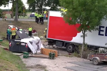 Cảnh sát làm việc tại hiện trường vụ tai nạn. (Ảnh: RTL Nieuws)