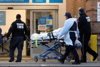 Bệnh nhân tới Trung tâm Y tế Maimonides tại New York, ngày 17/11/2020. (Ảnh: Reuters)