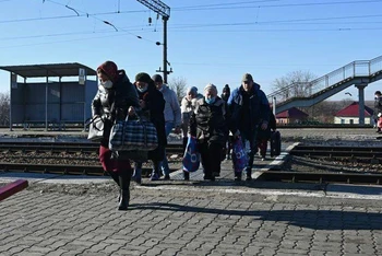 Người dân rời khỏi Cộng hòa nhân dân Donetsk (DPR) đến nhà ga Uspenkaya, vùng Rostov, Nga, ngày 19/2/2022. (Ảnh: Reuters)