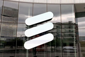 Logo của Ericsson tại trụ sở ở Stockholm, Thụy Điển. (Ảnh: Reuters)