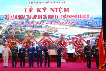 Thừa ủy quyền của Chủ tịch nước, Bộ trưởng, Chủ nhiệm Ủy ban Dân tộc Hầu A Lềnh trao Huân chương Lao động hạng Nhất cho Đảng bộ, chính quyền và Nhân dân các dân tộc thành phố Lào Cai.