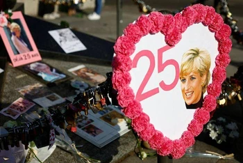 Người dân đặt hoa và ảnh tưởng nhớ Công nương Diana tại Paris, Pháp. (Ảnh: Reuters)
