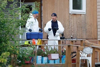 Đội pháp y của cảnh sát đang điều tra hiện trường vụ tấn công bằng dao tại Saskatchewan, ngày 4/9. (Ảnh: Reuters)