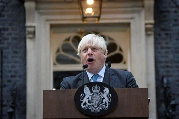 Ông Boris Johnson có bài phát biểu từ chức bên ngoài số 10 phố Downing, London. (Ảnh: Reuters)