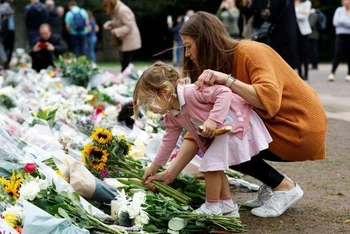 Người dân đặt hoa bên ngoài Lâu đài Windsor để tưởng nhớ Nữ hoàng. (Ảnh: Reuters)