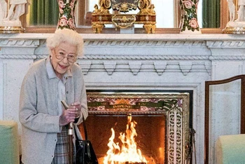 Nữ hoàng Elizabeth II trong lúc chờ bà Liz Truss tại Lâu đài Balmoral, ngày 6/9/2022. (Ảnh: Reuters)