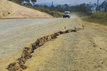 Xuất hiện vết nứt trên một con đường sau trận động đất ở Papua New Guinea. (Nguồn: CNN)