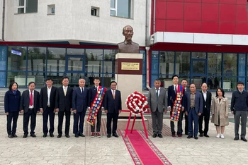 Bộ trưởng Lê Minh Hoan và Đoàn công tác chụp ảnh lưu niệm trước tượng Bác. (Ảnh: Đại sứ quán Việt Nam tại Mông Cổ cung cấp)