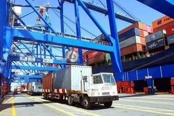 Bốc dỡ container tại cảng Hải Phòng. (Ảnh: TTXVN)