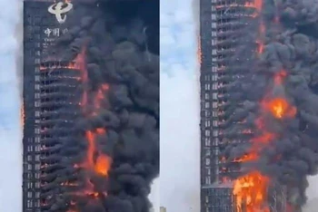 Hai hình ảnh về đám cháy tại tòa nhà Viễn thông Trung Quốc. (Nguồn: Twitter/@melonconsumer/Channelnewsasia)