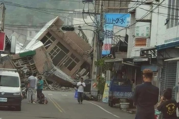 Tòa nhà bị sập sau trận động đất. (Ảnh: CNN)