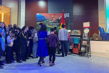 Khách quốc tế và Mông Cổ xếp hàng đợi đến lượt mua nem tại gian hàng của Việt Nam. (Ảnh: Đại sứ quán Việt Nam tại Mông Cổ)